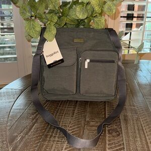 NWT, Baggallini, crossbody canyon bag .